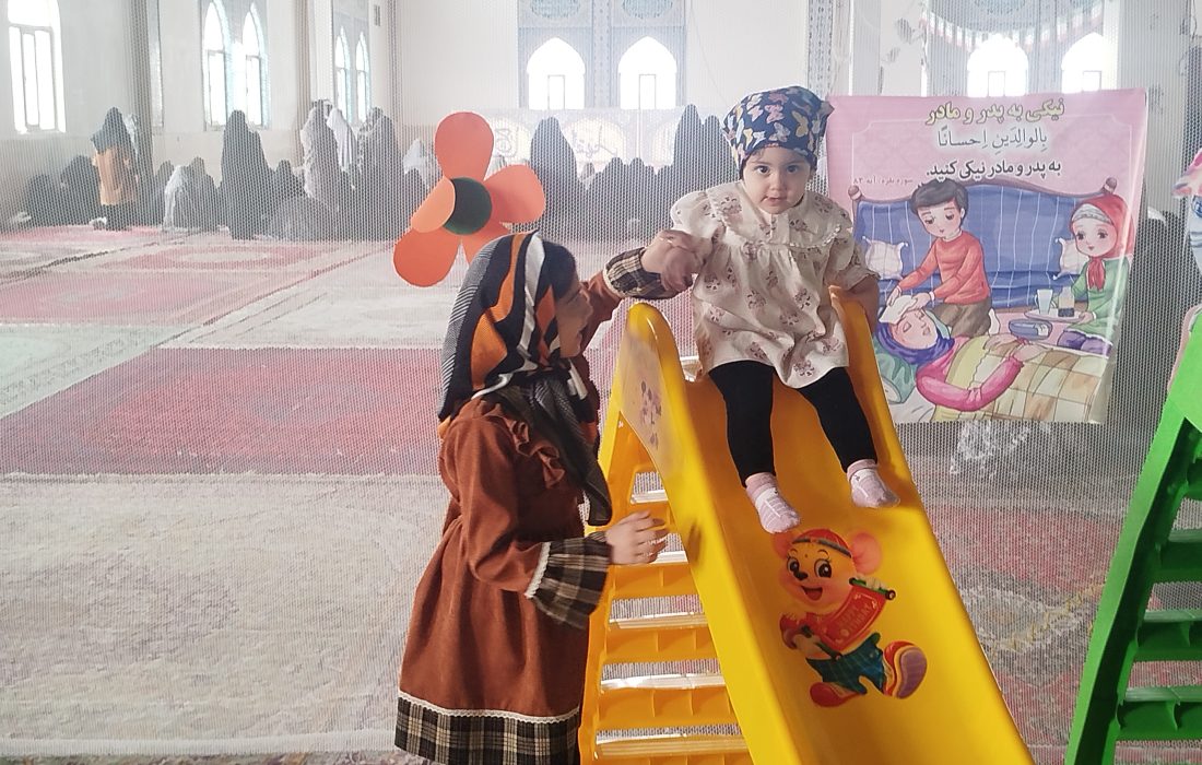 تفریحات کودکانه در حاشیه نماز جمعه
