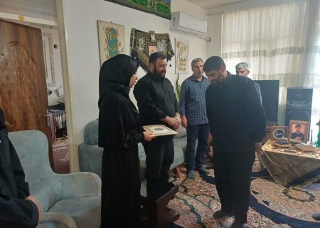 دیدار فرمانده سپاه لرستان با خانواده شهیدی جنگ رمضان