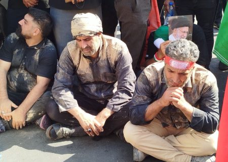 گل‌مالی مردم لرستان در عزای رهبر شهید انقلاب