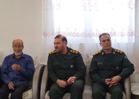 خون شهدا انقلاب را آبیاری کرد