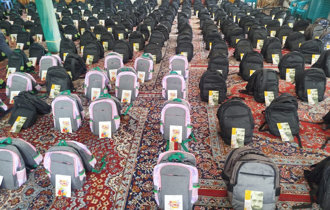 توزیع پک‌های لوازم‌التحریر بین نیازمندان