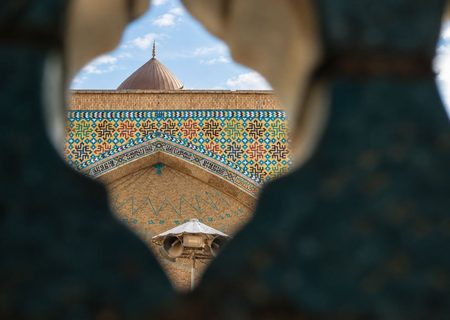 دنیای آرام کاشی و خشت در مسجد امام